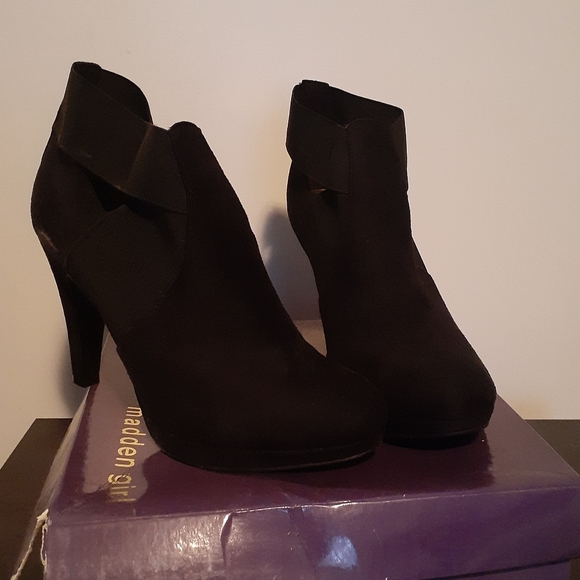 Black shoes. - Picture 3 of 7